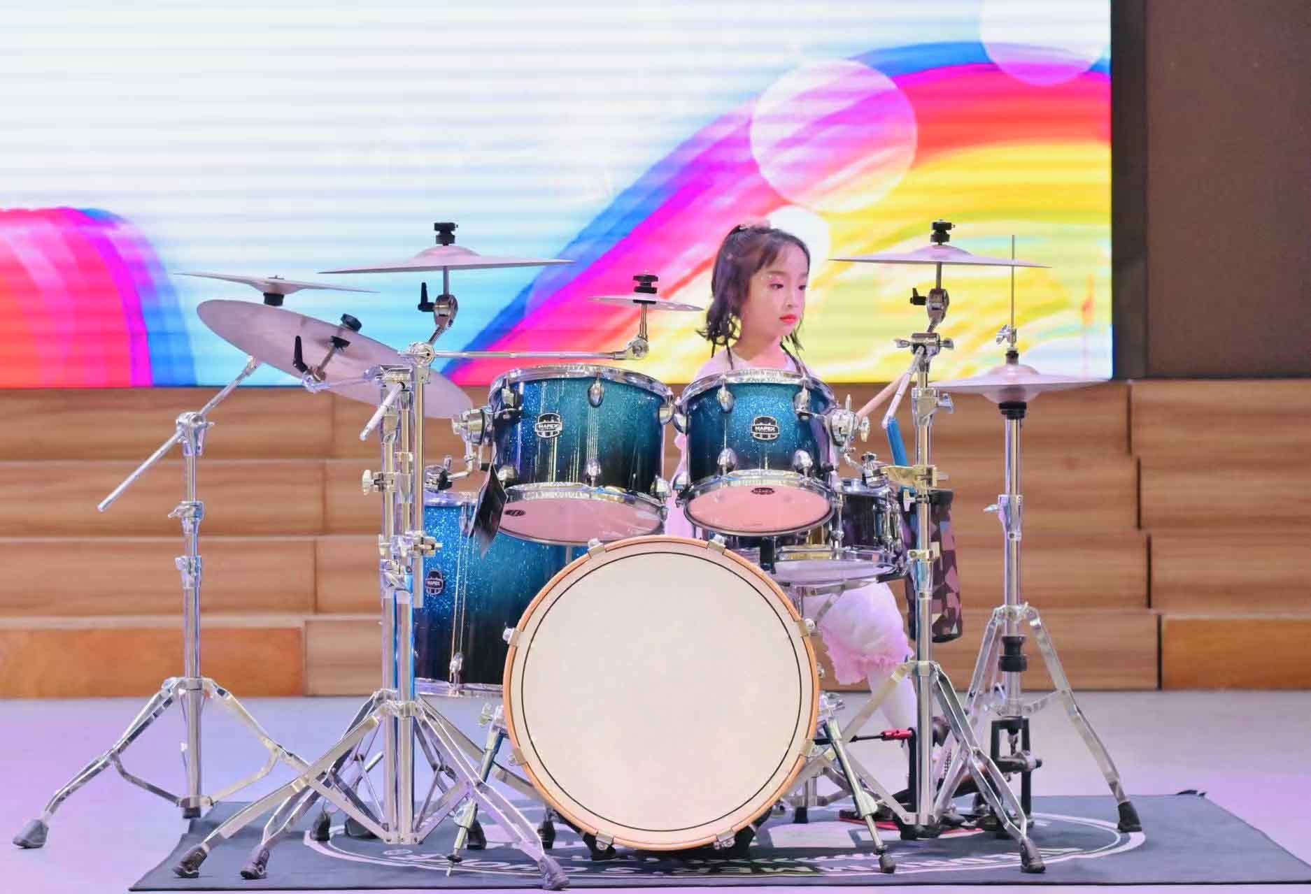 學生參加校園架子鼓的匯演