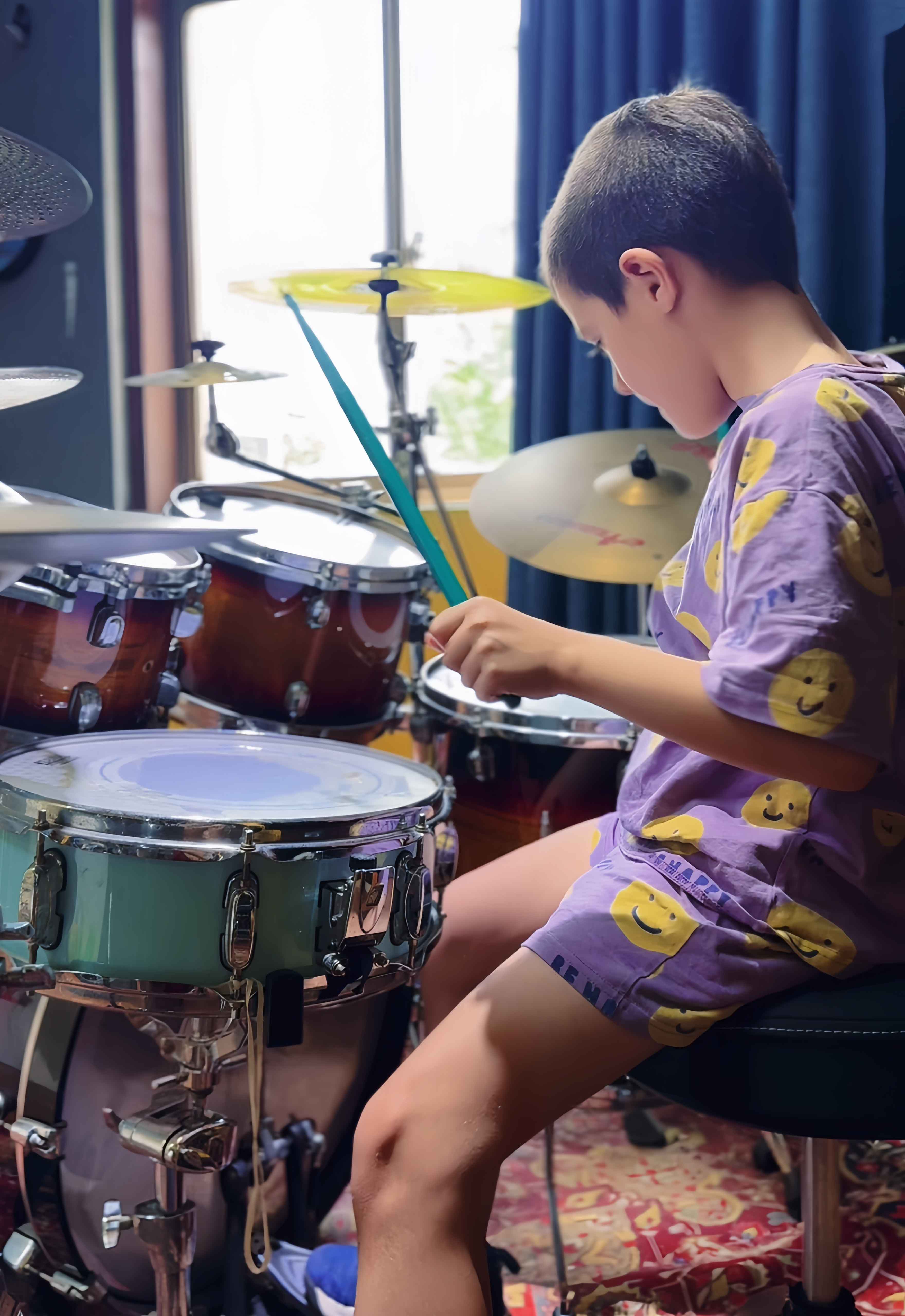 國外小學生在甲譜琴行練習架子鼓的樂趣