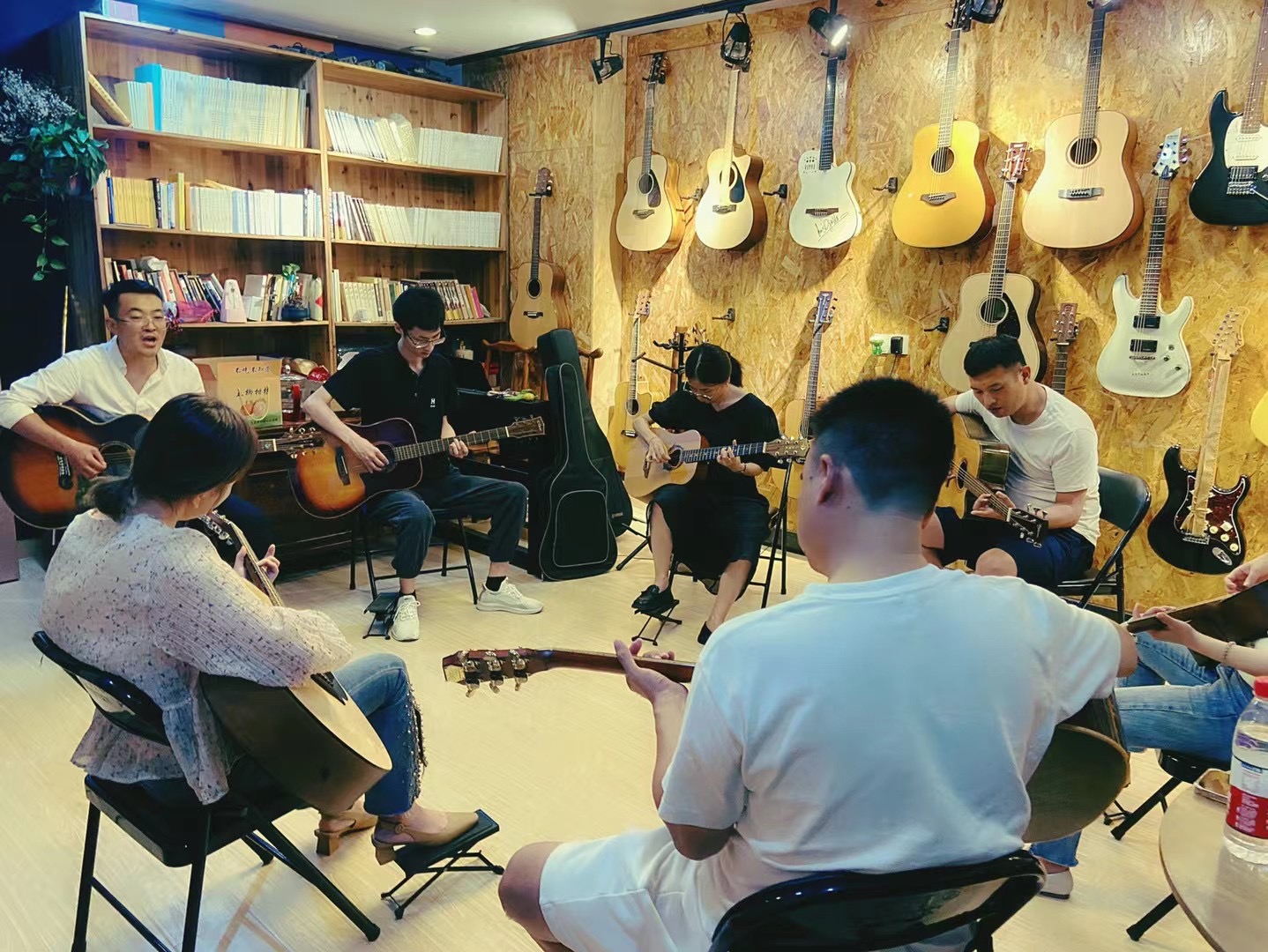 吉他培訓(xùn)學(xué)員小組討論