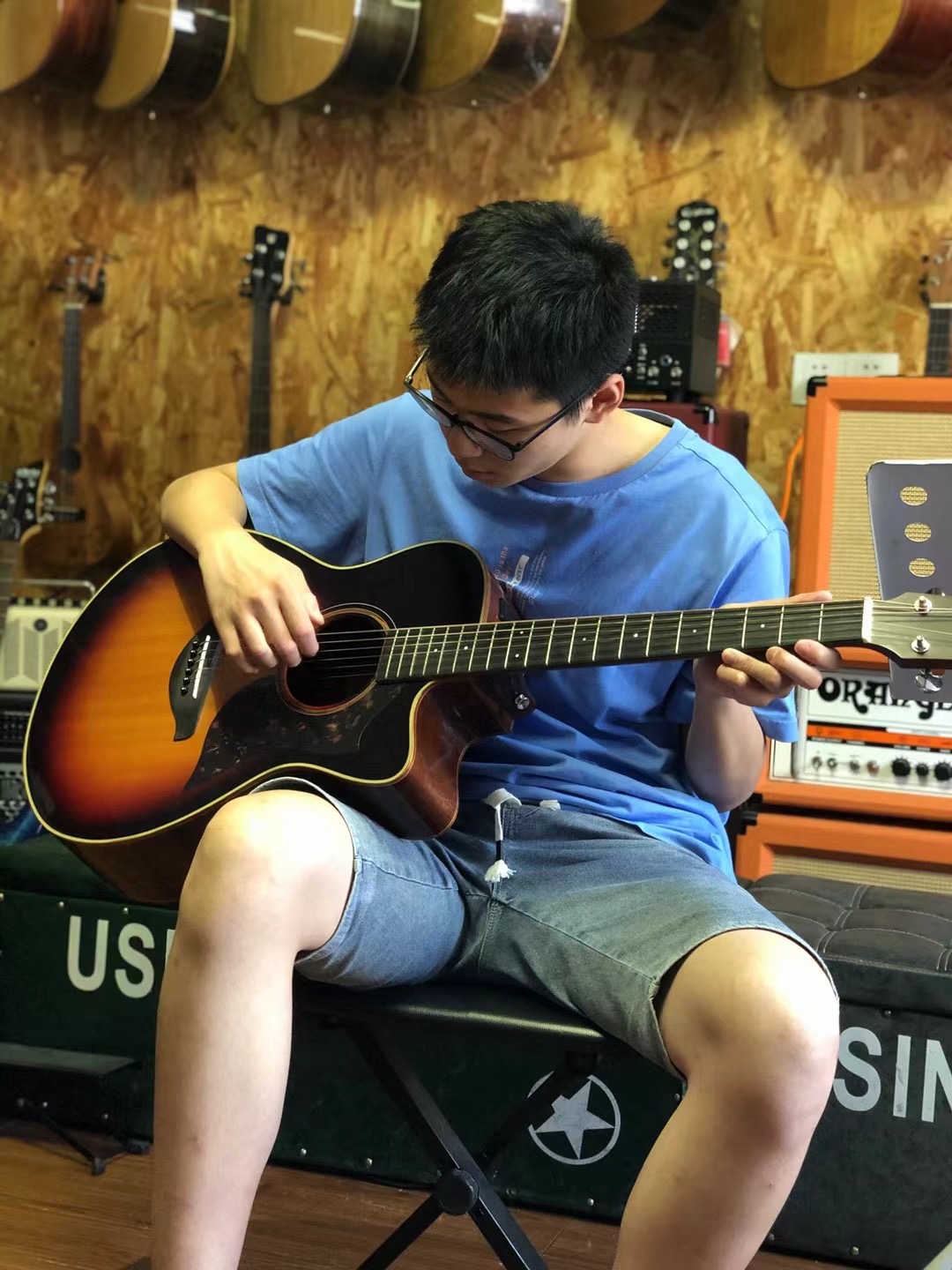 吉他培訓(xùn)老師指導(dǎo)學(xué)員